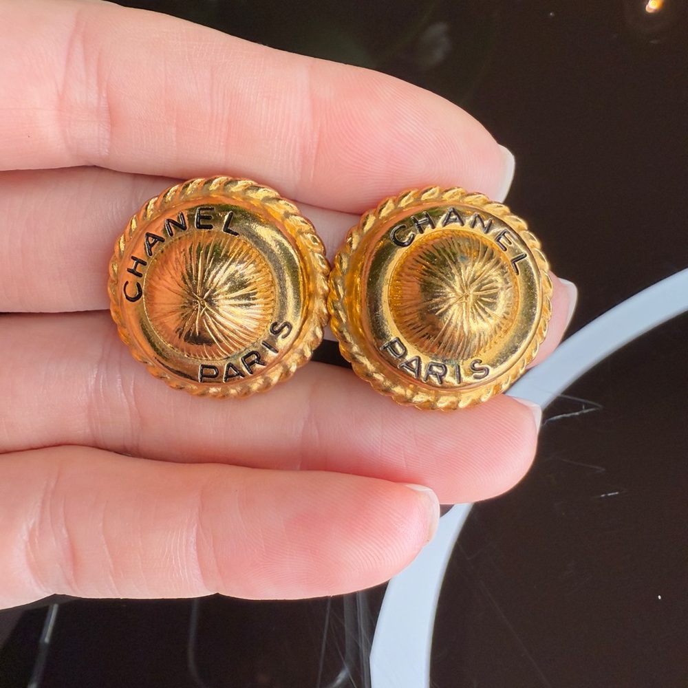 LOT 1826 24K gold plated CHANEL vintage clip on earrings - Picture 5 of 12